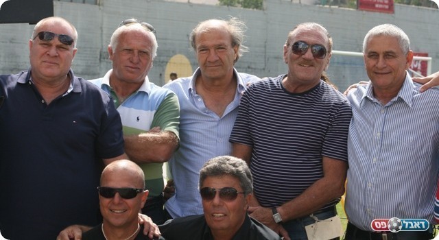 שולם שוורץ ז"ל (מימין)עם גדולי השחקנים שהגיעו למשחק ההצדעה אבי כהן ז"ל(למטה משמאל)צילום: שלומי גבאי